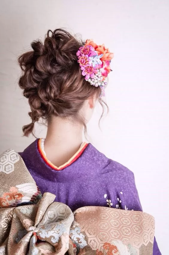 紫色の振袖を着たミディアムヘアの女性