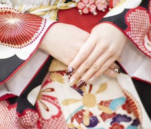 振袖とネイルのおしゃれな合わせ方は？振袖の色別におすすめカラーをご紹介