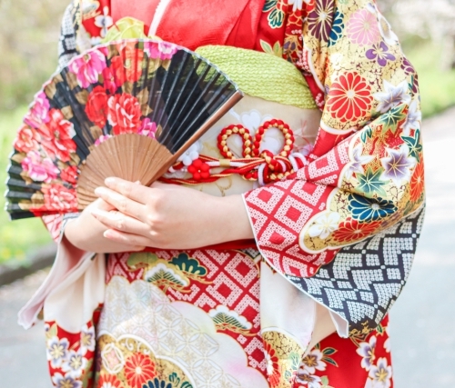 ママ振袖にクリーニングは必要？岡山で美しく着るためのお手入れ方法を解説