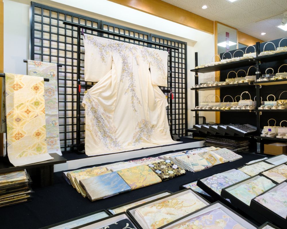 林屋飯山店の店内着物イメージ