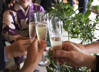同窓会で着物を着るなら？選び方や所作など、気になるポイントをすべて解説