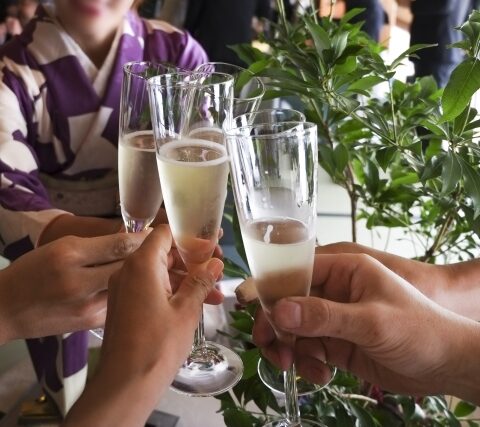 同窓会で着物を着るなら？選び方や所作など、気になるポイントをすべて解説