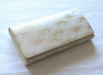 着物のバッグの持ち方は？美しく見える持ち方と選び方のポイントとは